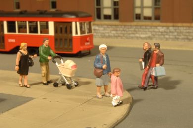 O figures: strolling figures