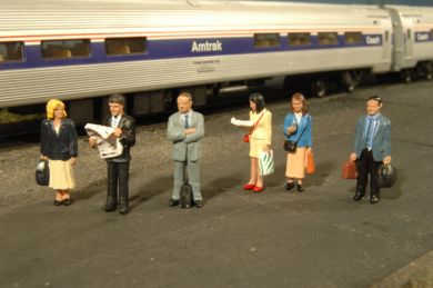O figures: standing platform passengers