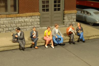 O figures: seated platform passengers