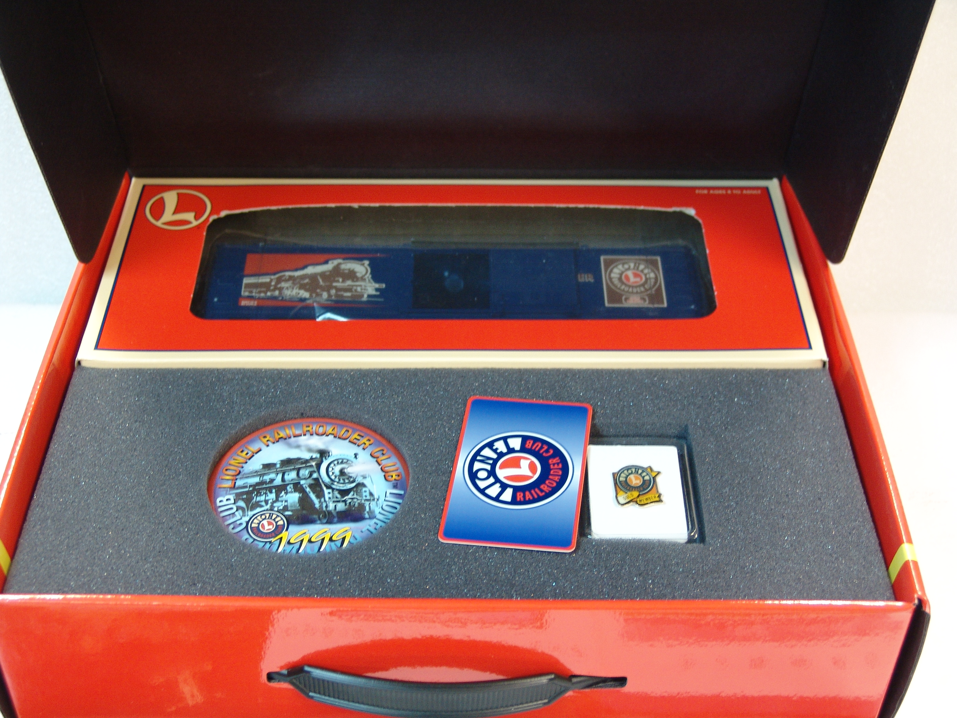 1999 Lionel Railroader Club Gold Member package