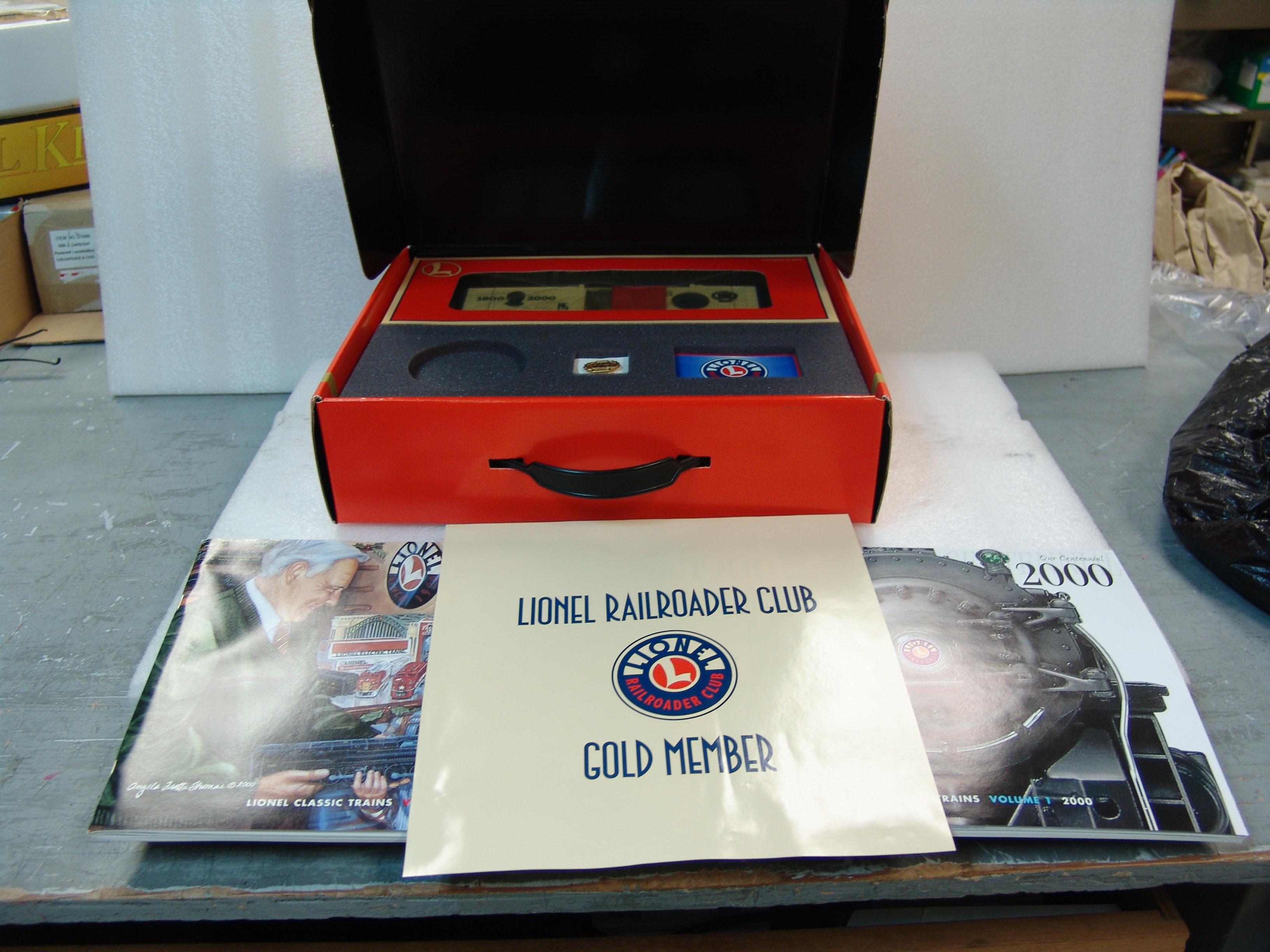 2000 Lionel Railroader Club Gold Member package