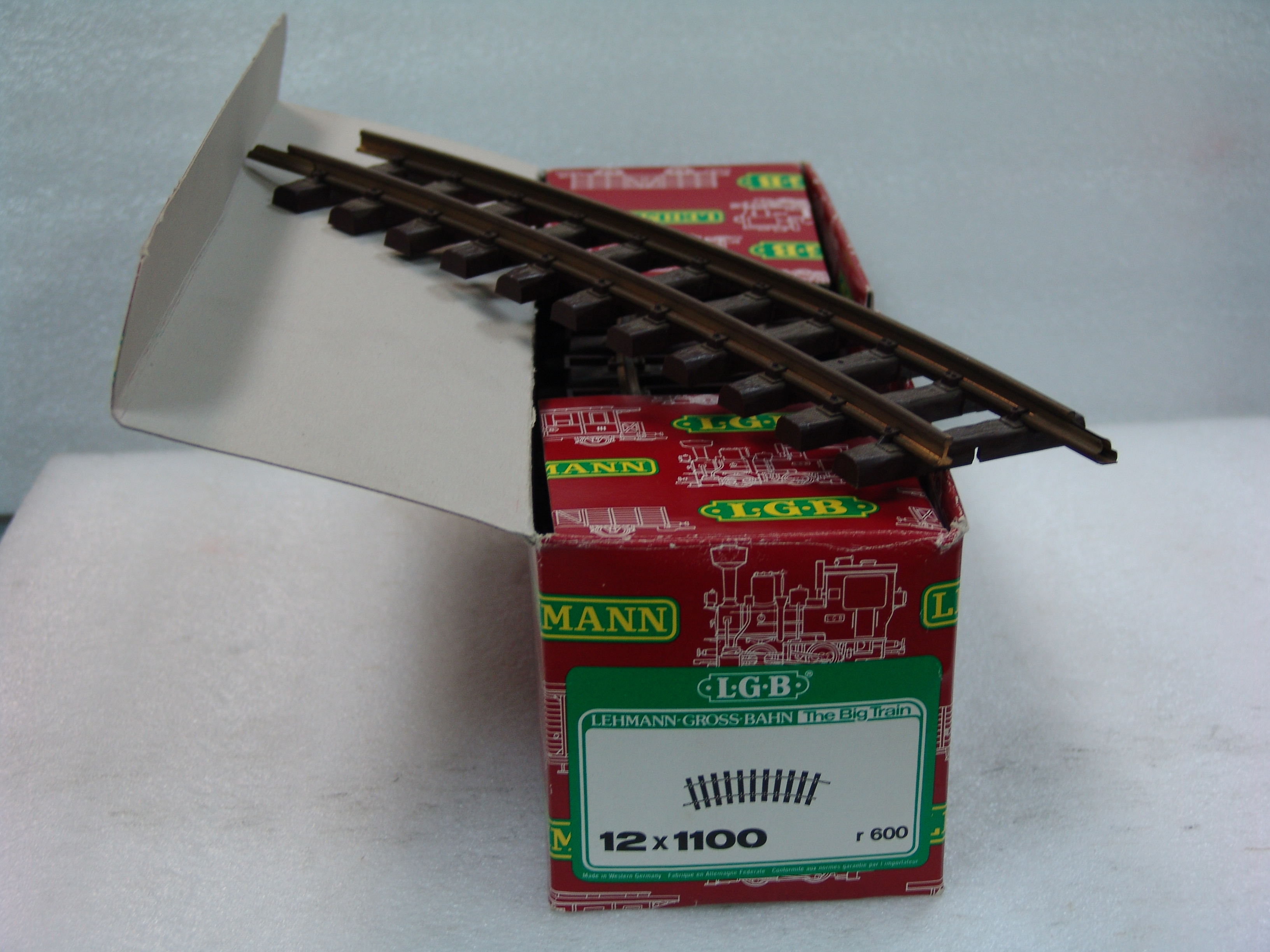 complete box of 12 pieces #1100 R600 curve track used