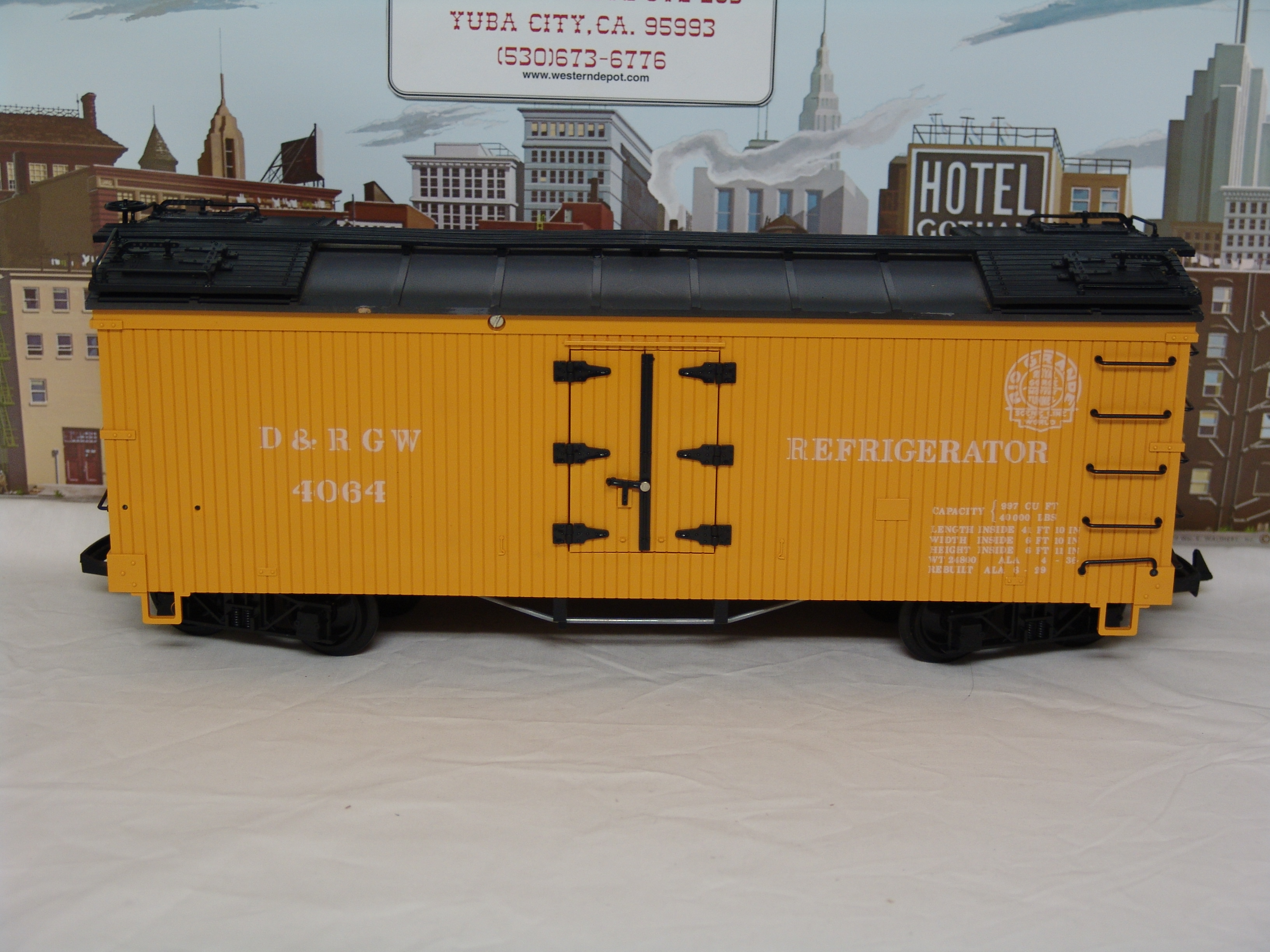 Rio Grande yellow reefer car #4064 (used)