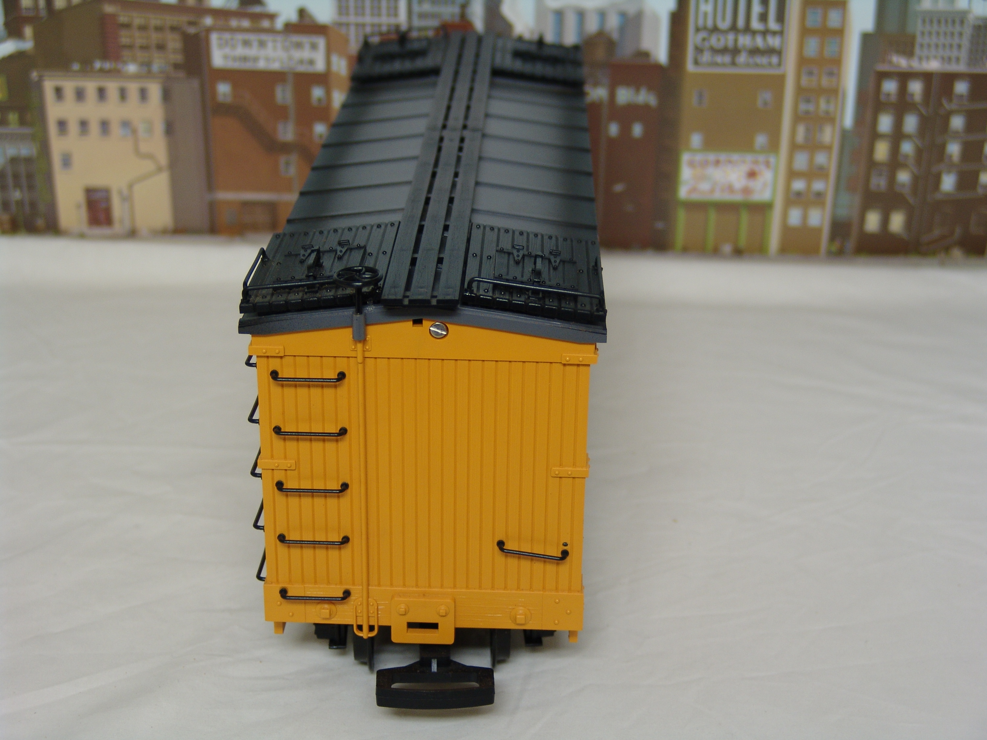 Rio Grande yellow reefer car #4064 (used)