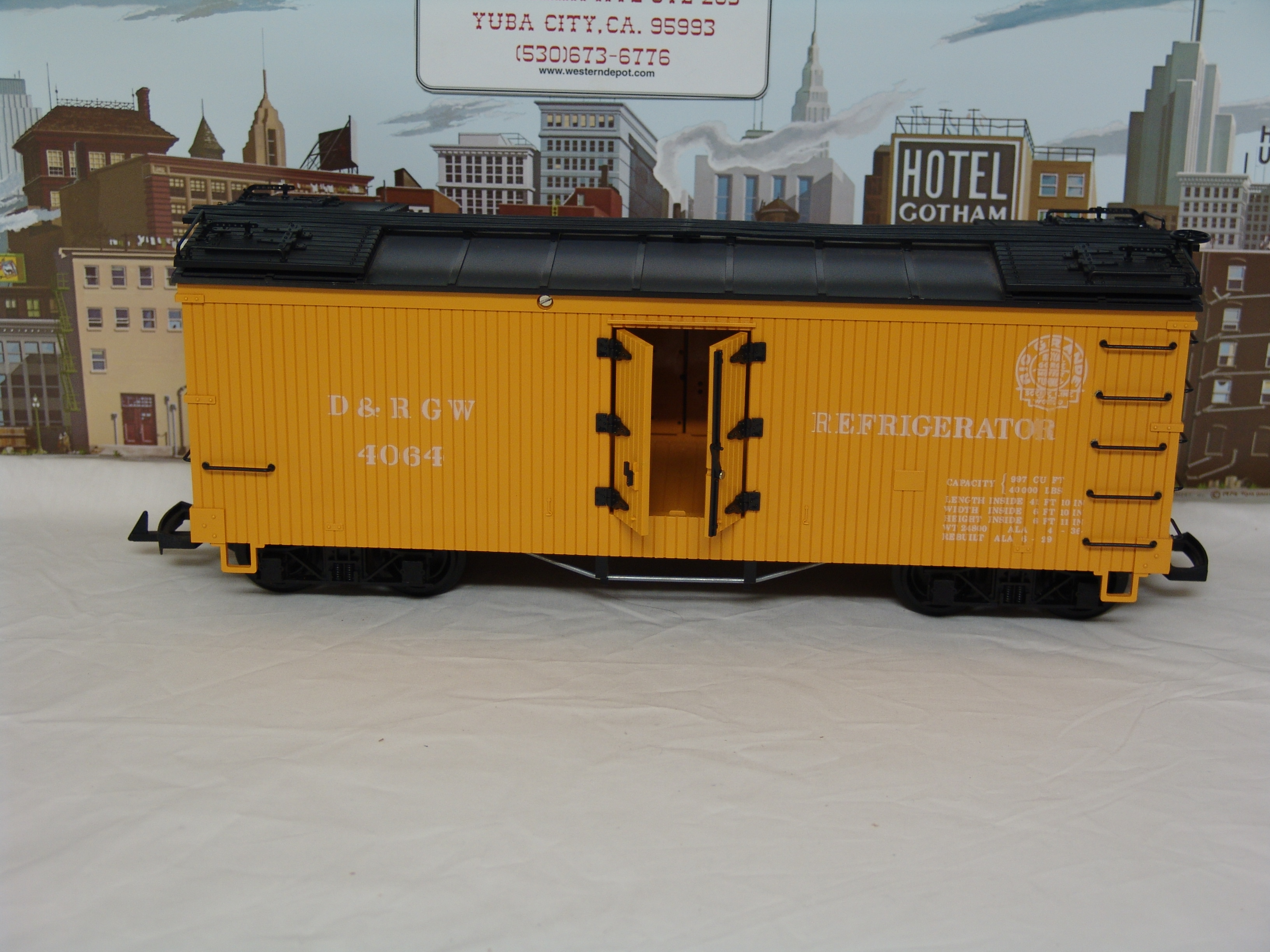Rio Grande yellow reefer car #4064 (used)