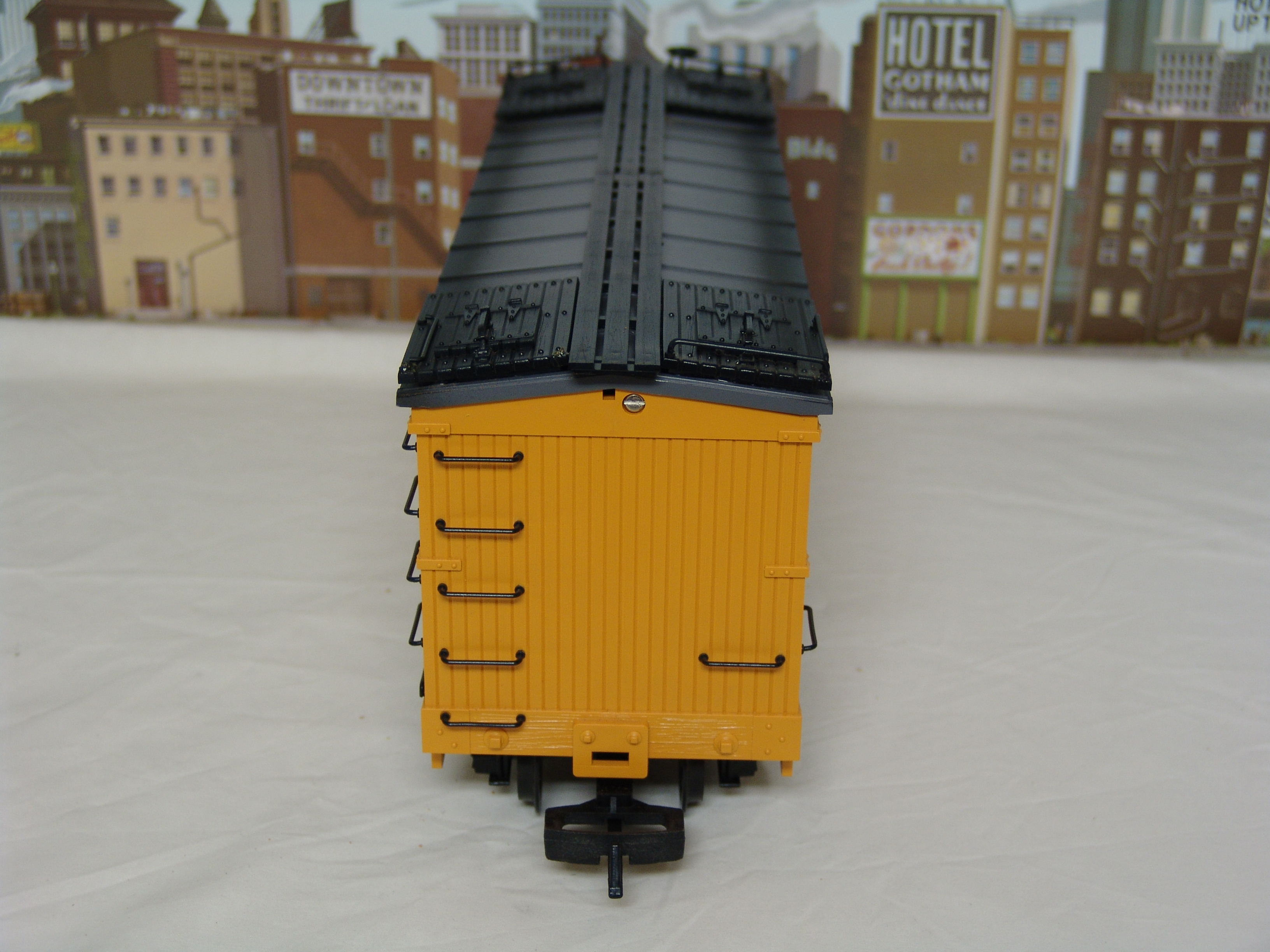 Rio Grande yellow reefer car #4064 (used)