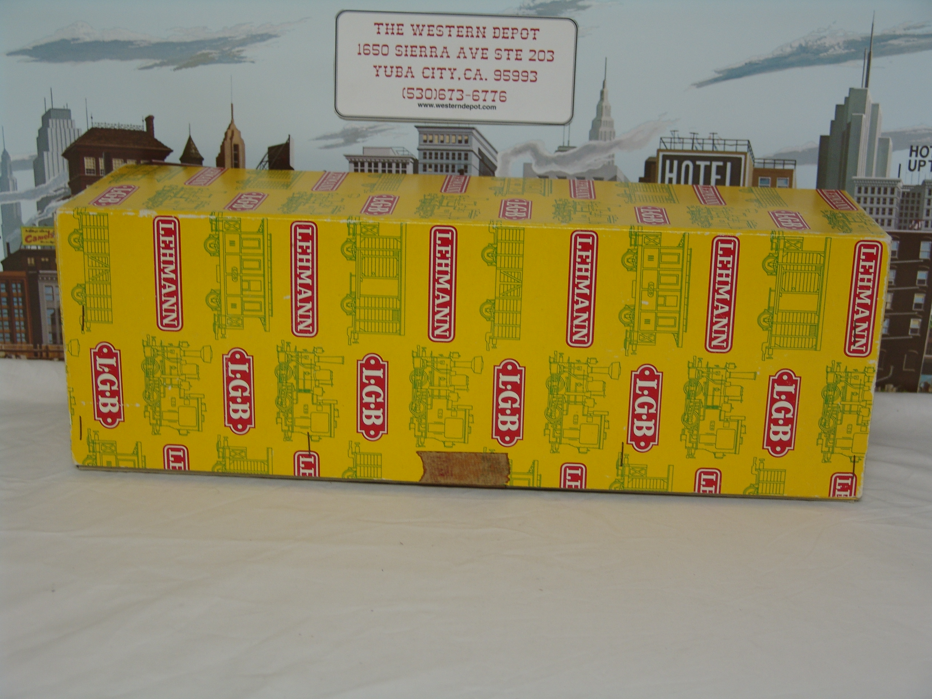 Southern Pacific brown boxcar #4067 (used, yellow box)