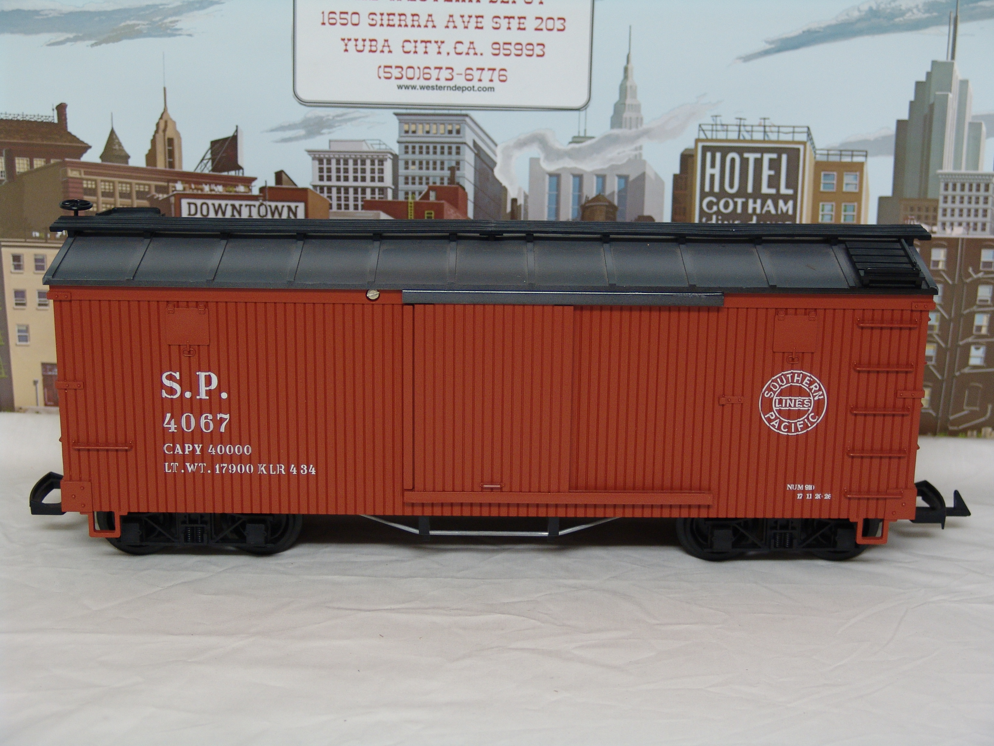 Southern Pacific brown boxcar #4067 (used, yellow box)