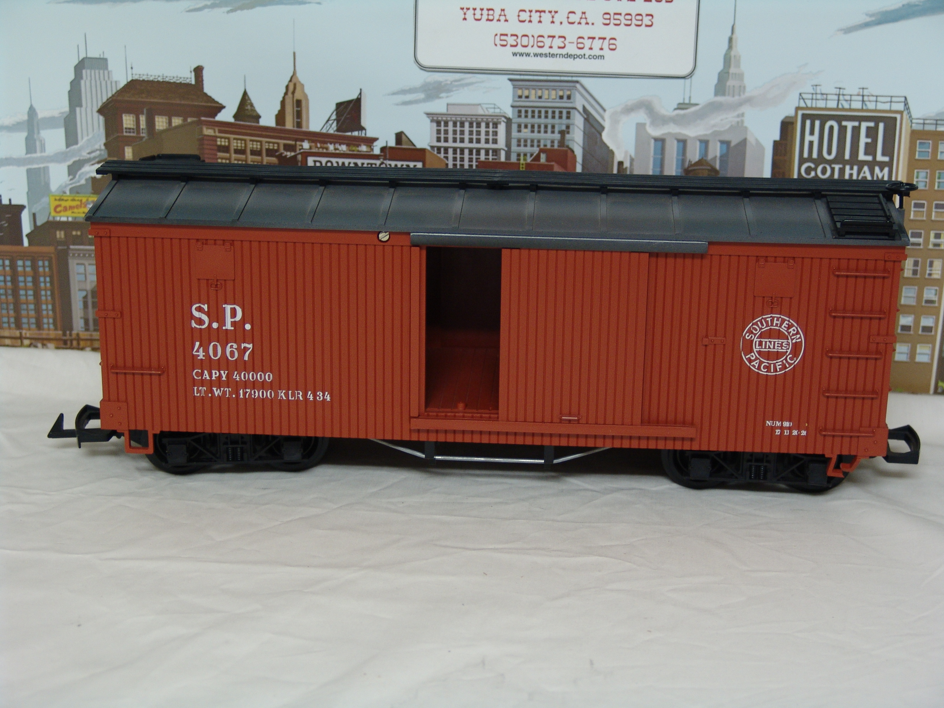 Southern Pacific brown boxcar #4067 (used, yellow box)