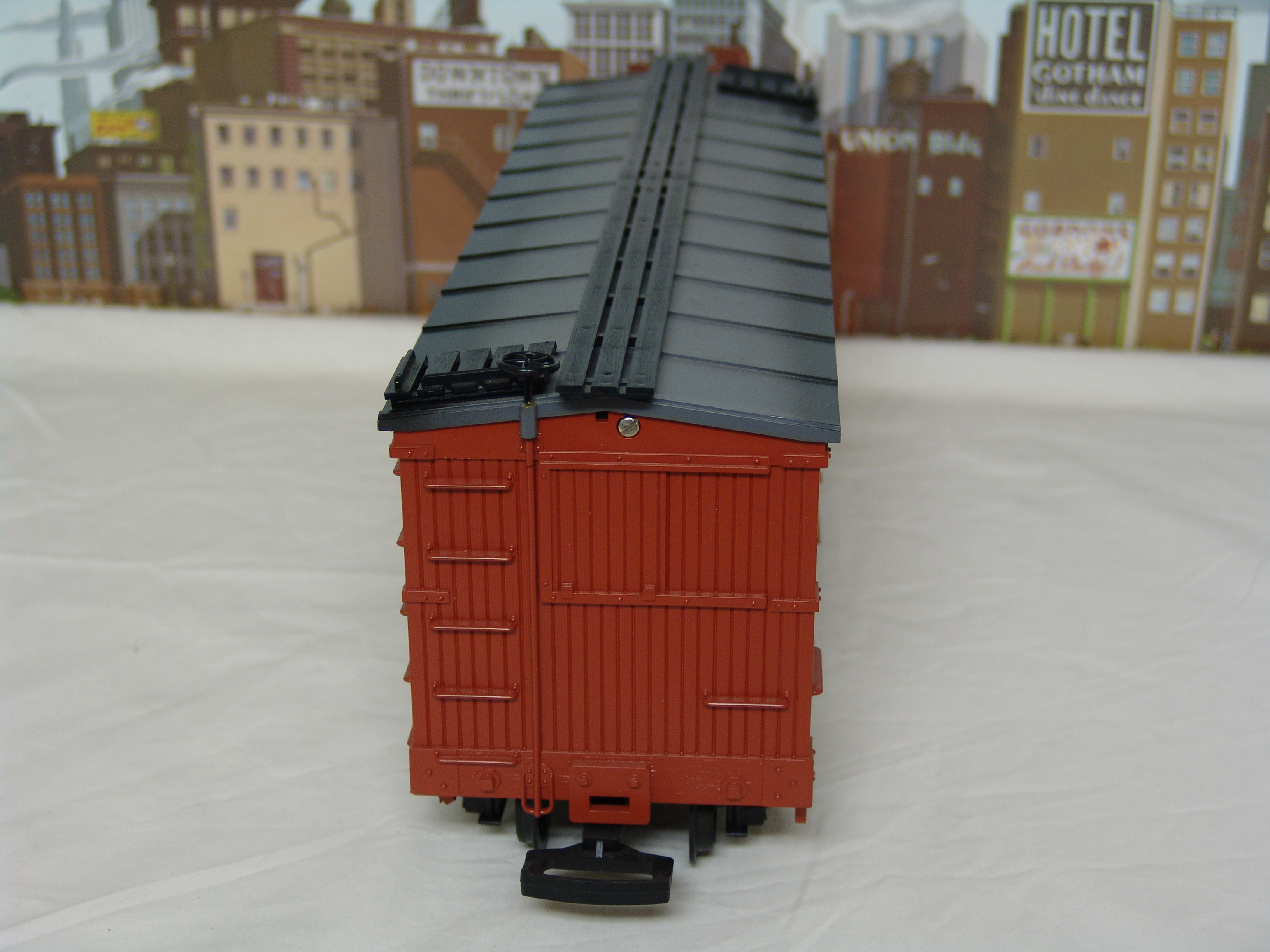 Southern Pacific brown boxcar #4067 (used, yellow box)