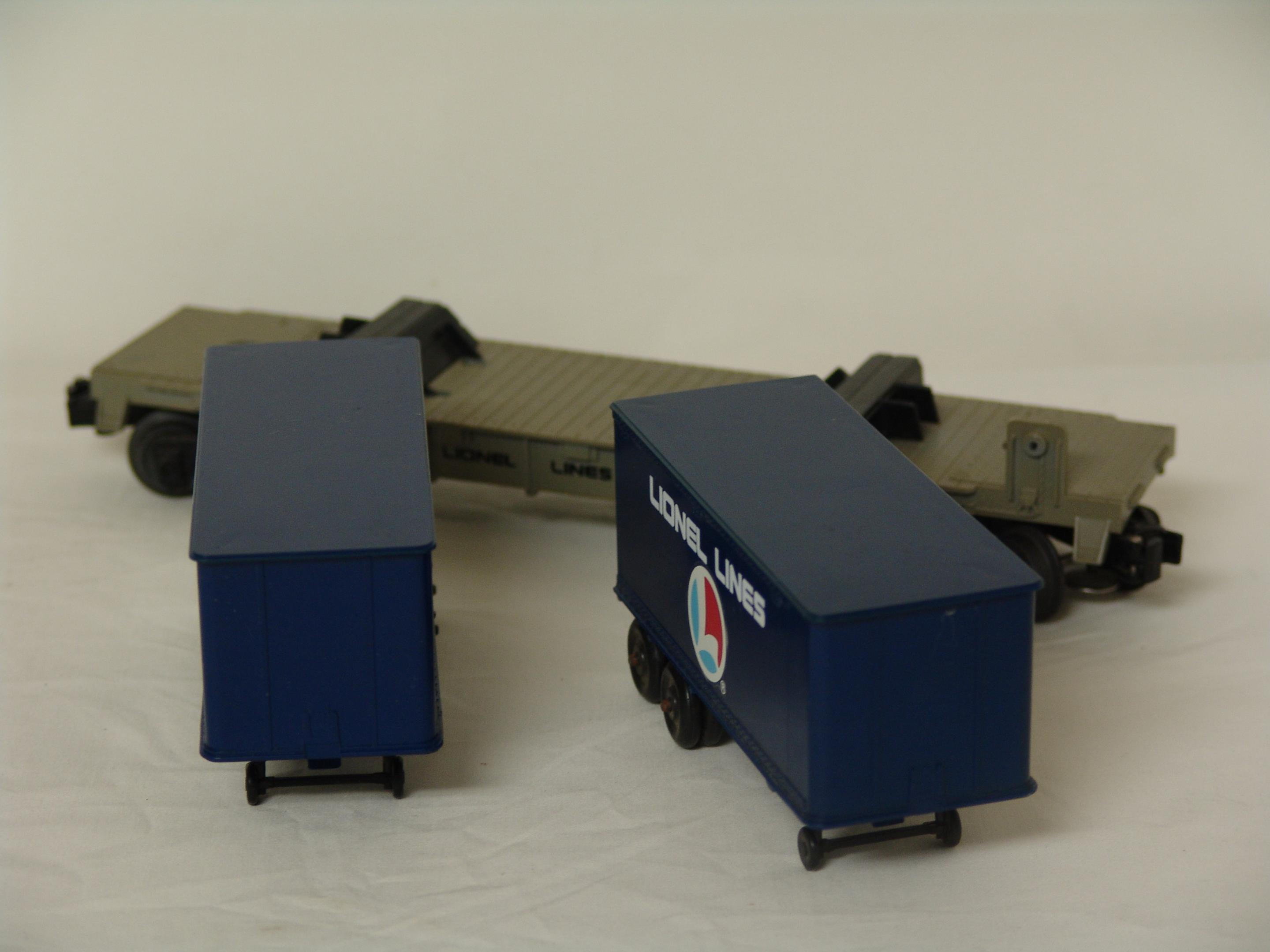 Lionel Lines flatcar #16323 with trailers (used)