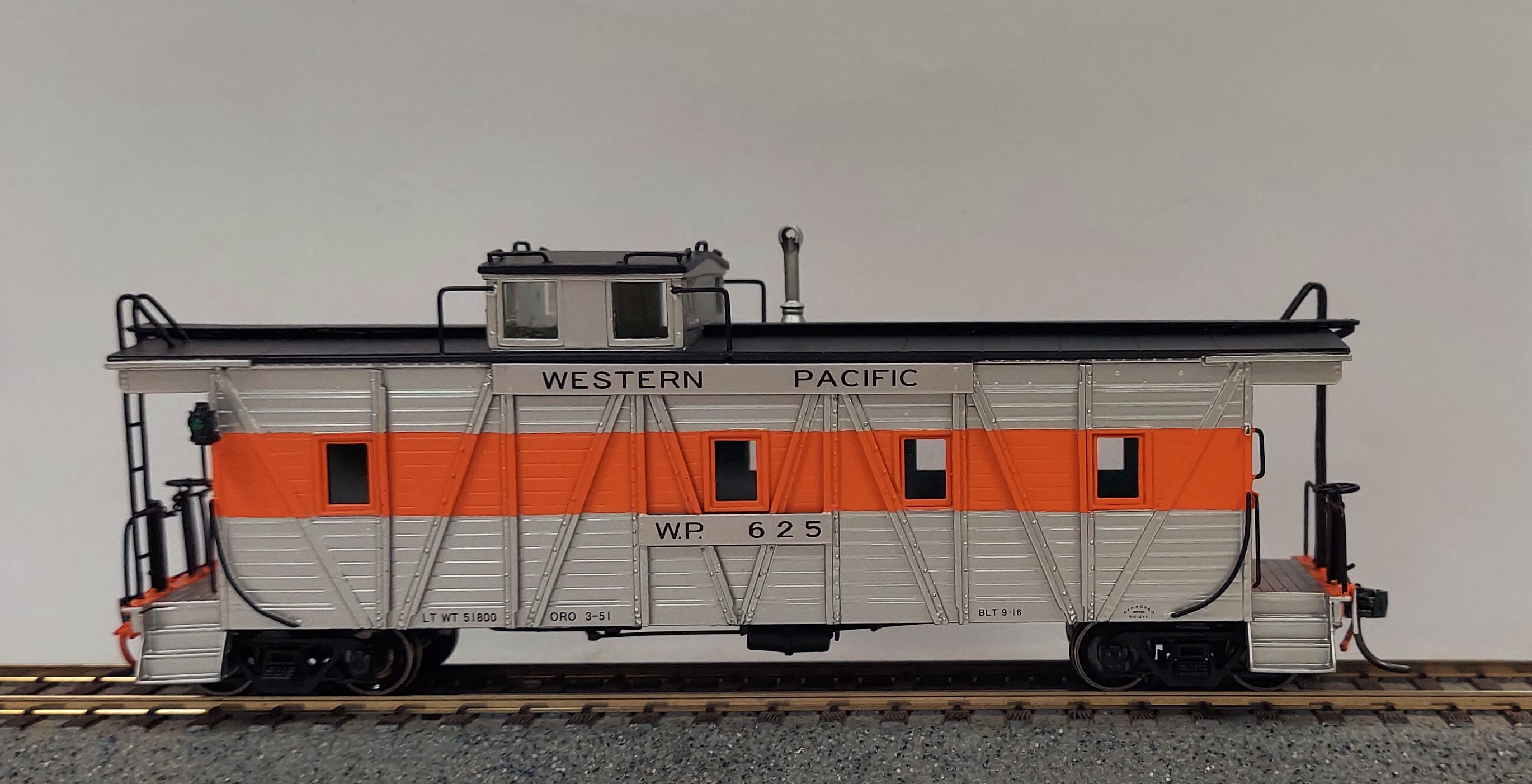 Western Pacific Caboose #625 Square End (Orange & Silver)