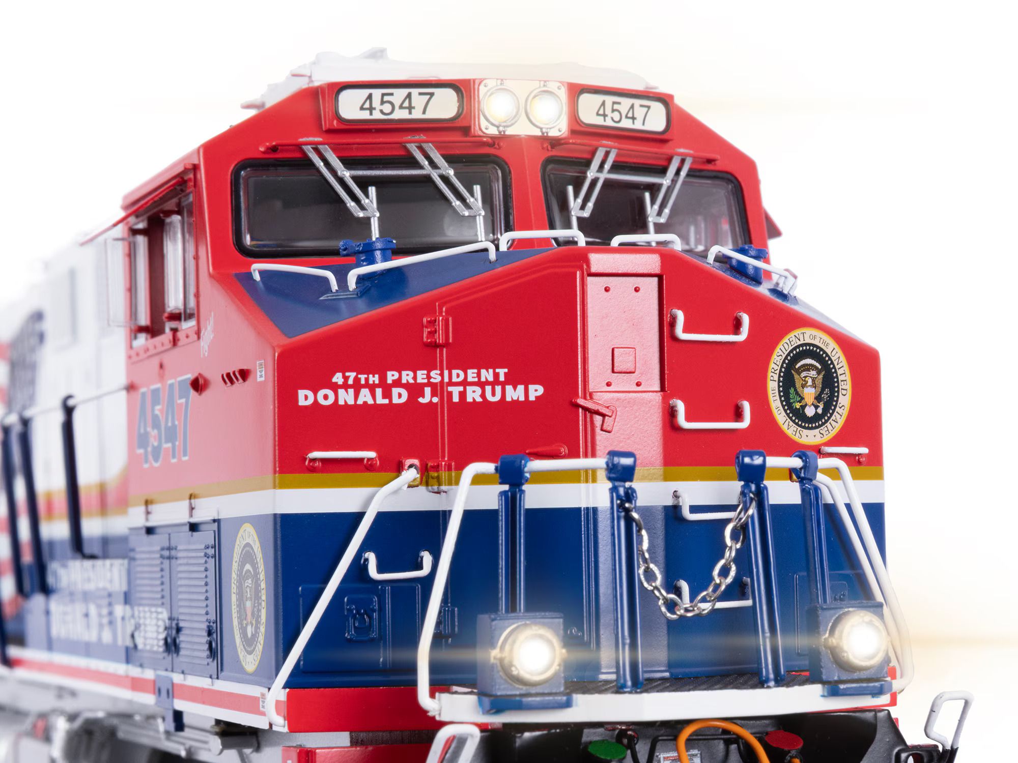 President Trump ES44 #4547 with Legacy