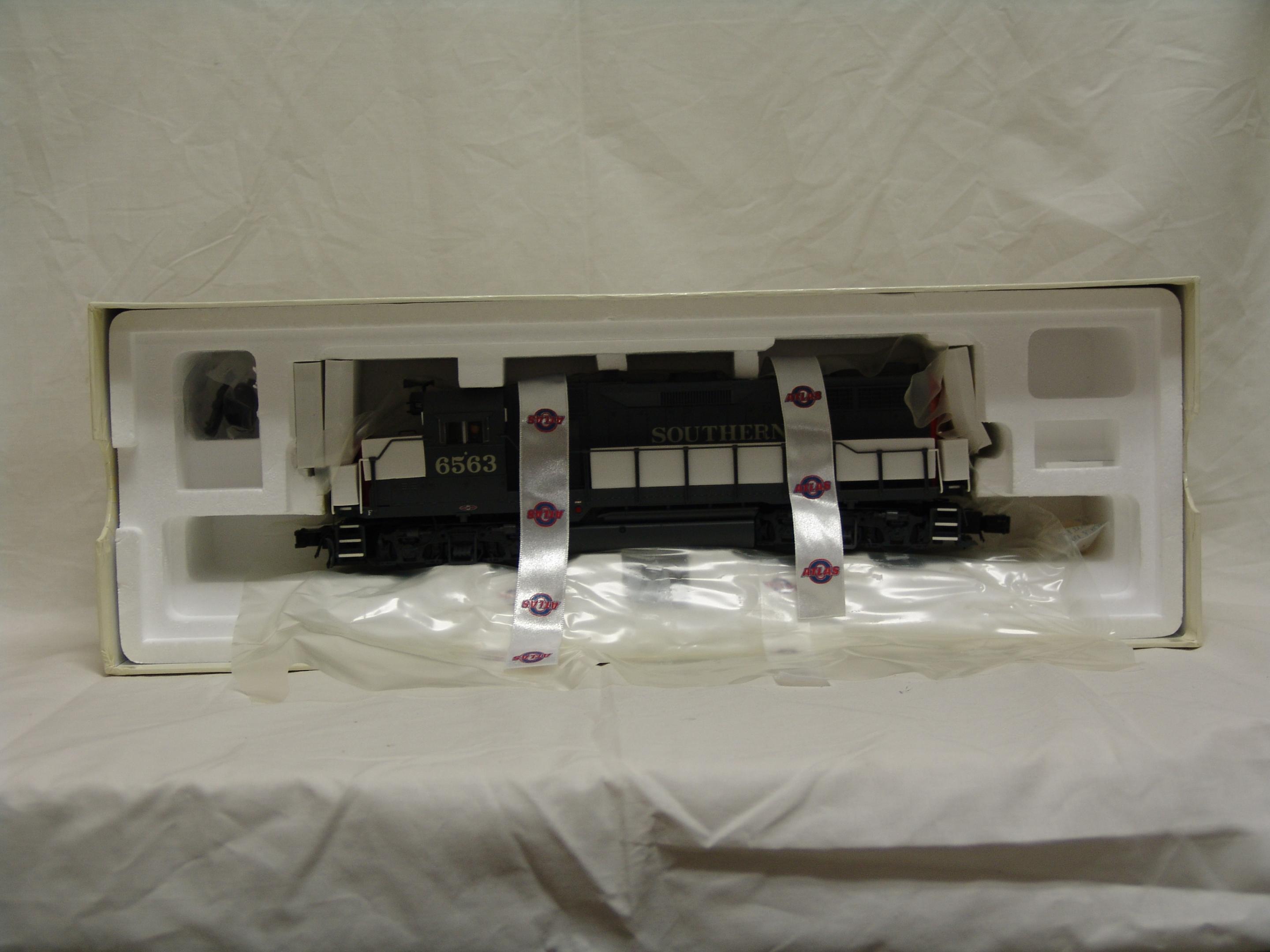 Southern Pacific GP-35 #6563 unpowered (used)