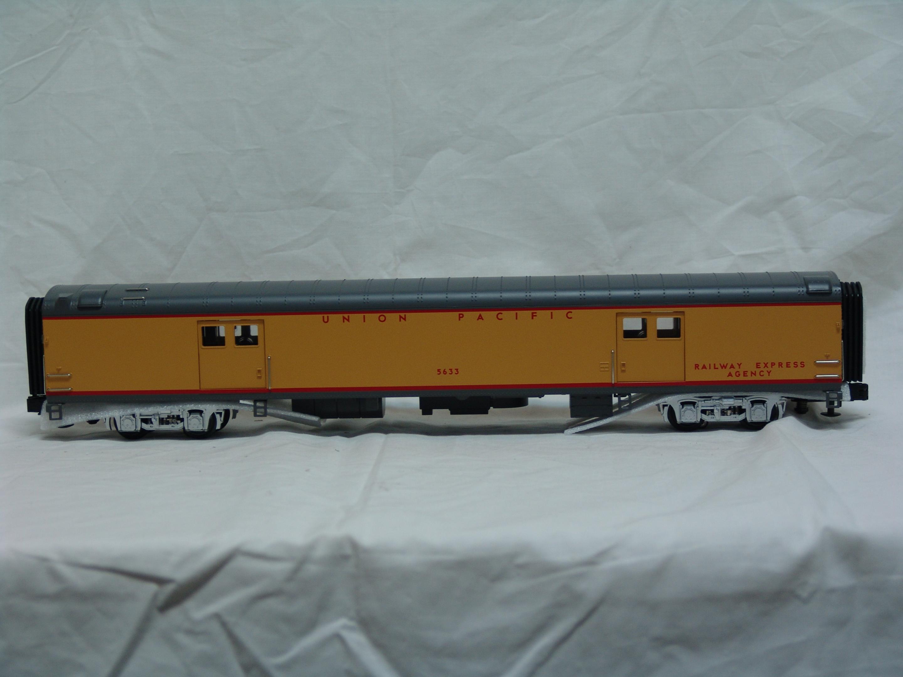 Union Pacific 5-car 70' streamlined passenger set (used)