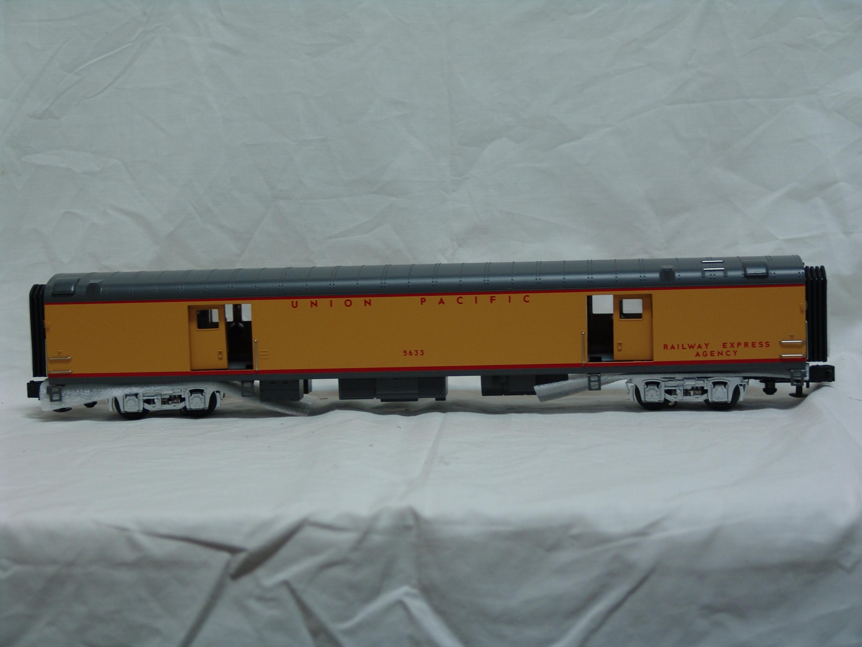 Union Pacific 5-car 70' streamlined passenger set (used)
