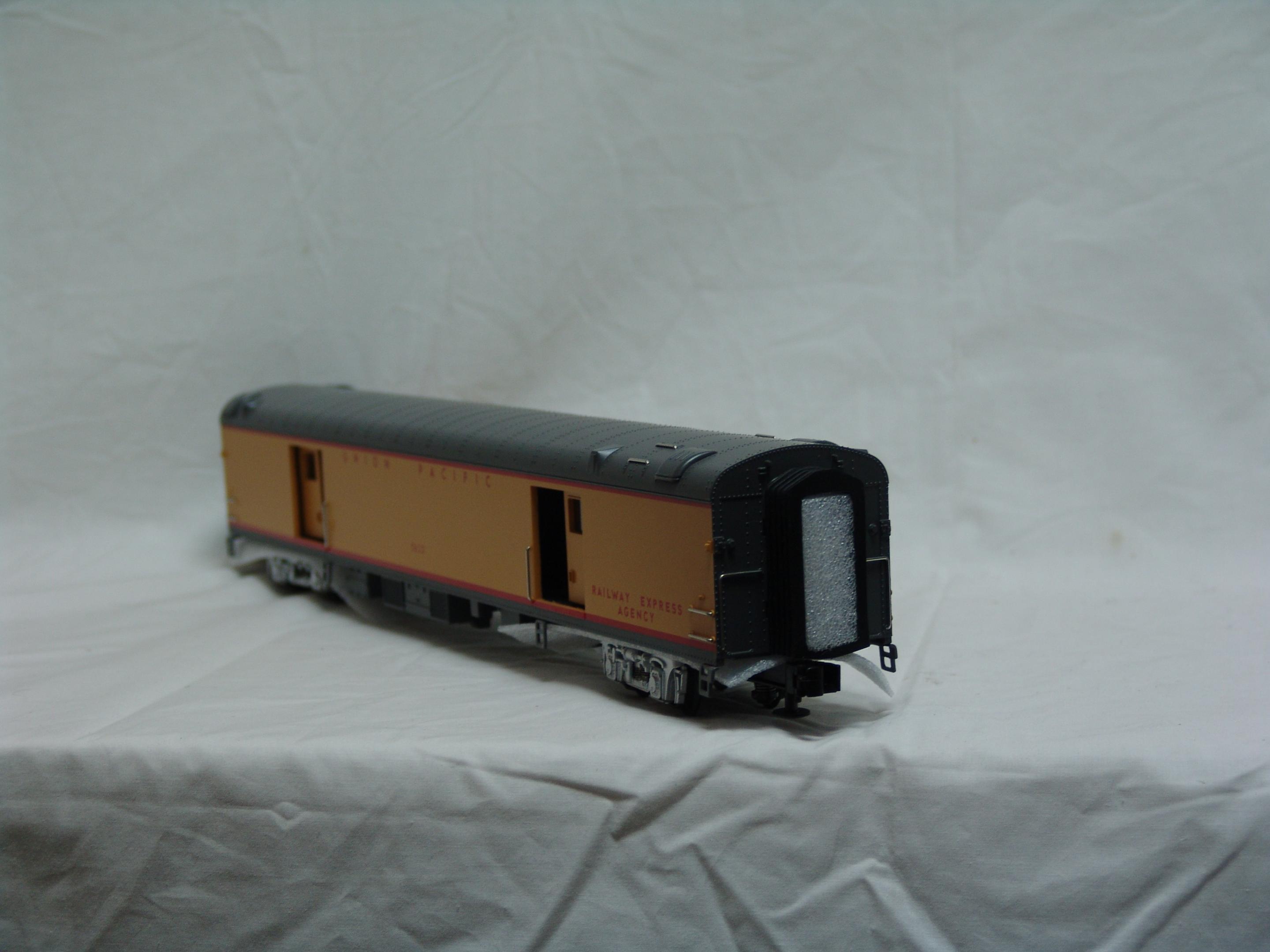 Union Pacific 5-car 70' streamlined passenger set (used)