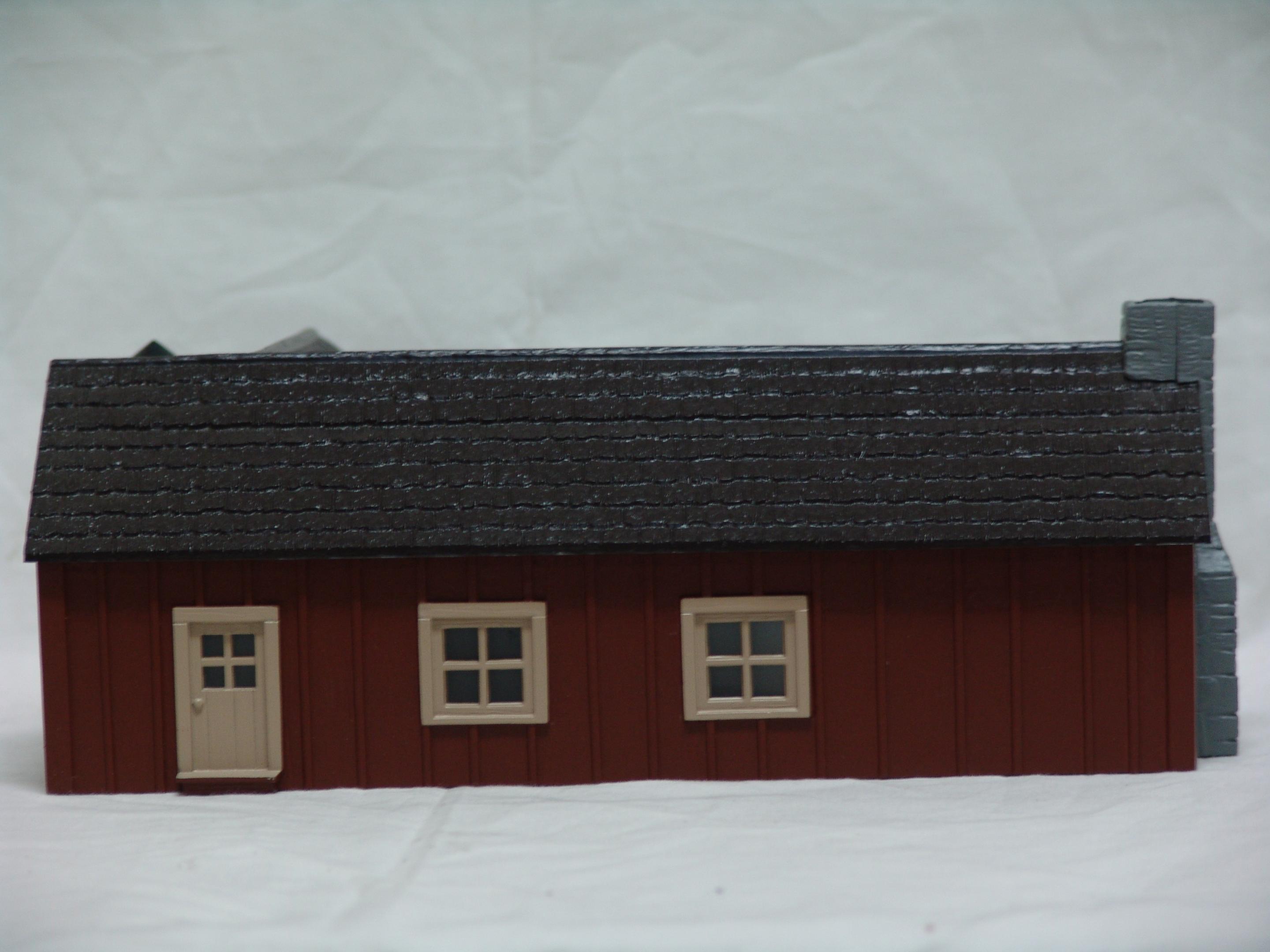 L-Shaped Ranch House with figures & accessories (used)