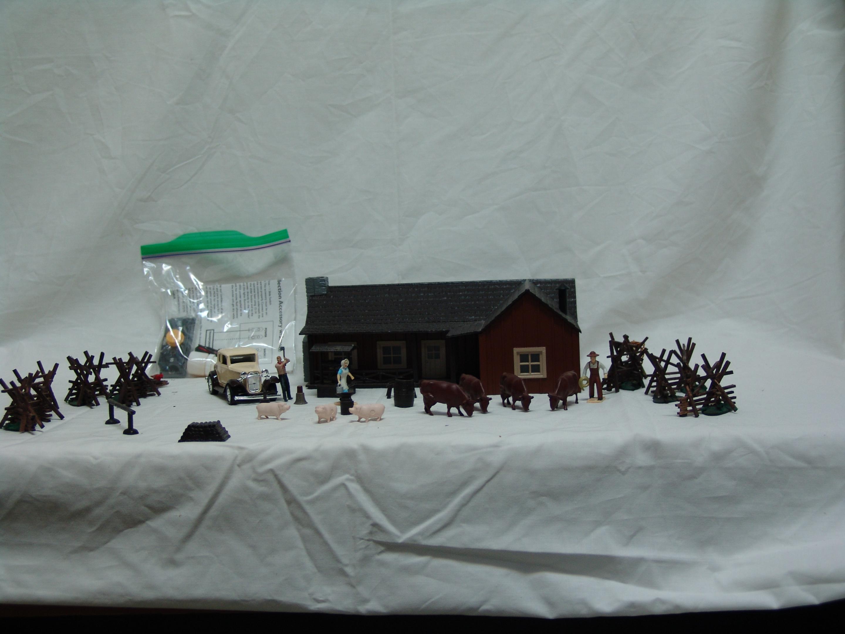 L-Shaped Ranch House with figures & accessories (used)