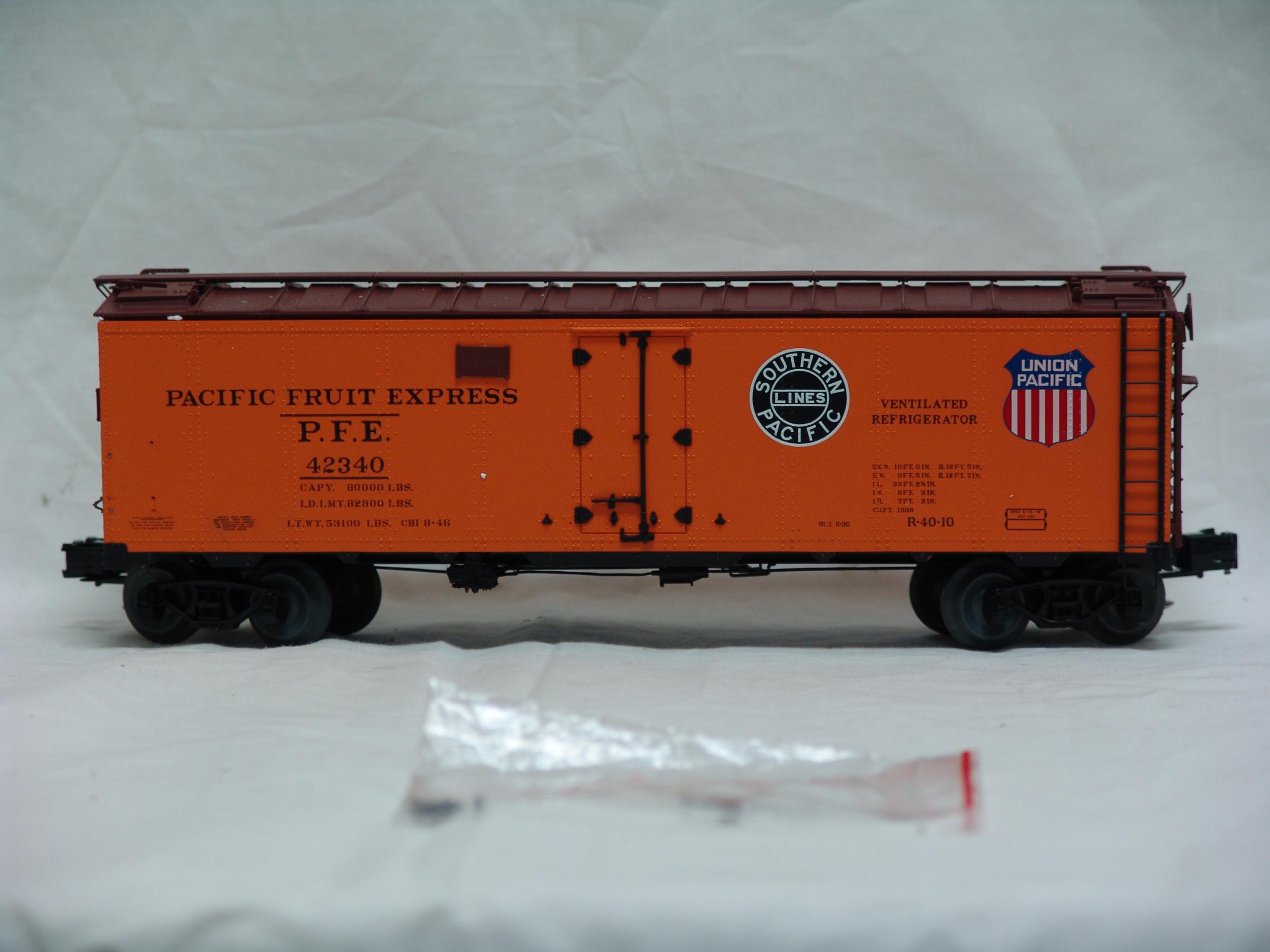 Pacific Fruit Express R-40-10 steel sided reefer #42340 (used)