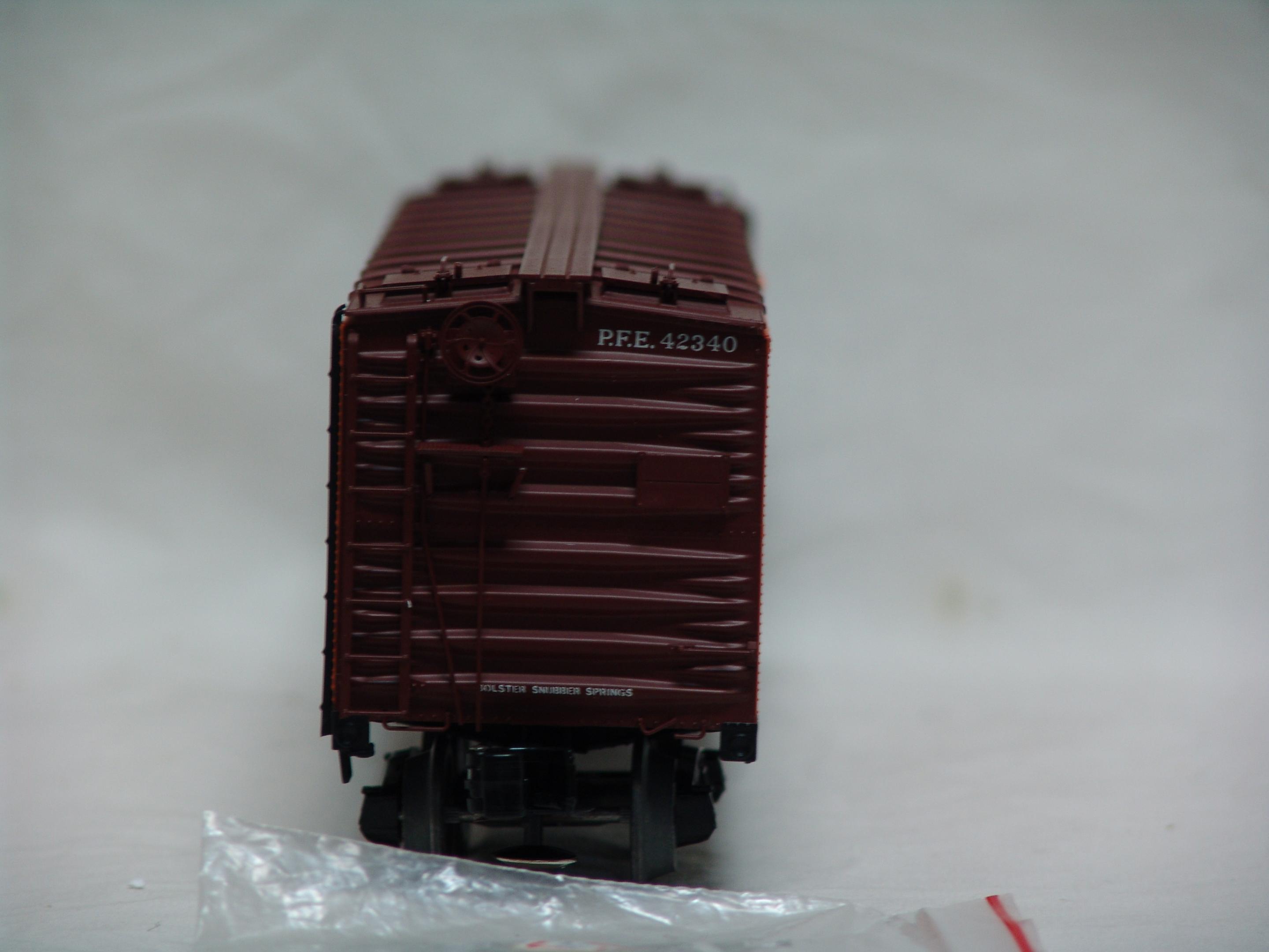 Pacific Fruit Express R-40-10 steel sided reefer #42340 (used)