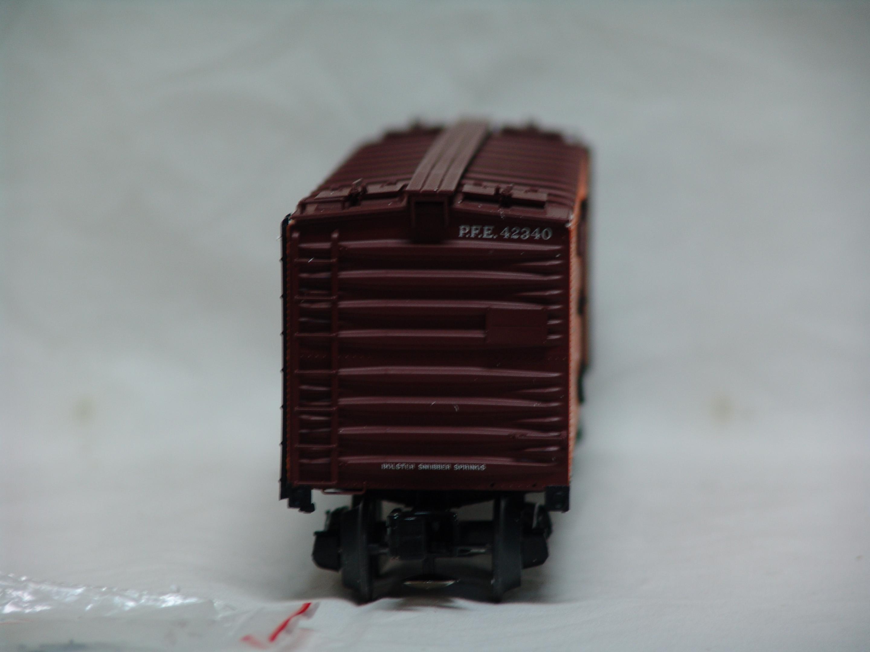 Pacific Fruit Express R-40-10 steel sided reefer #42340 (used)