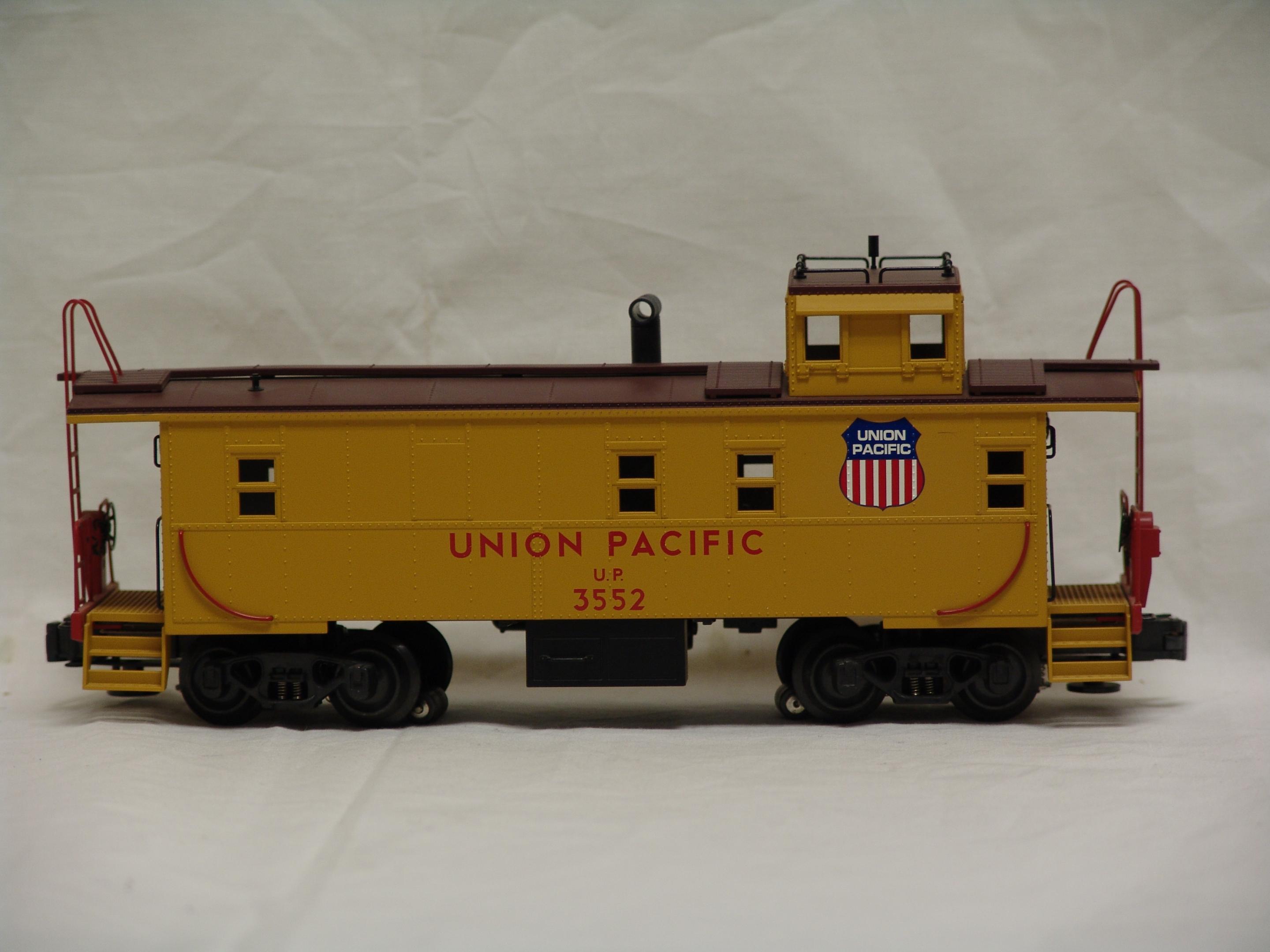 Union Pacific off-center cupola steel side caboose #3552 (used)