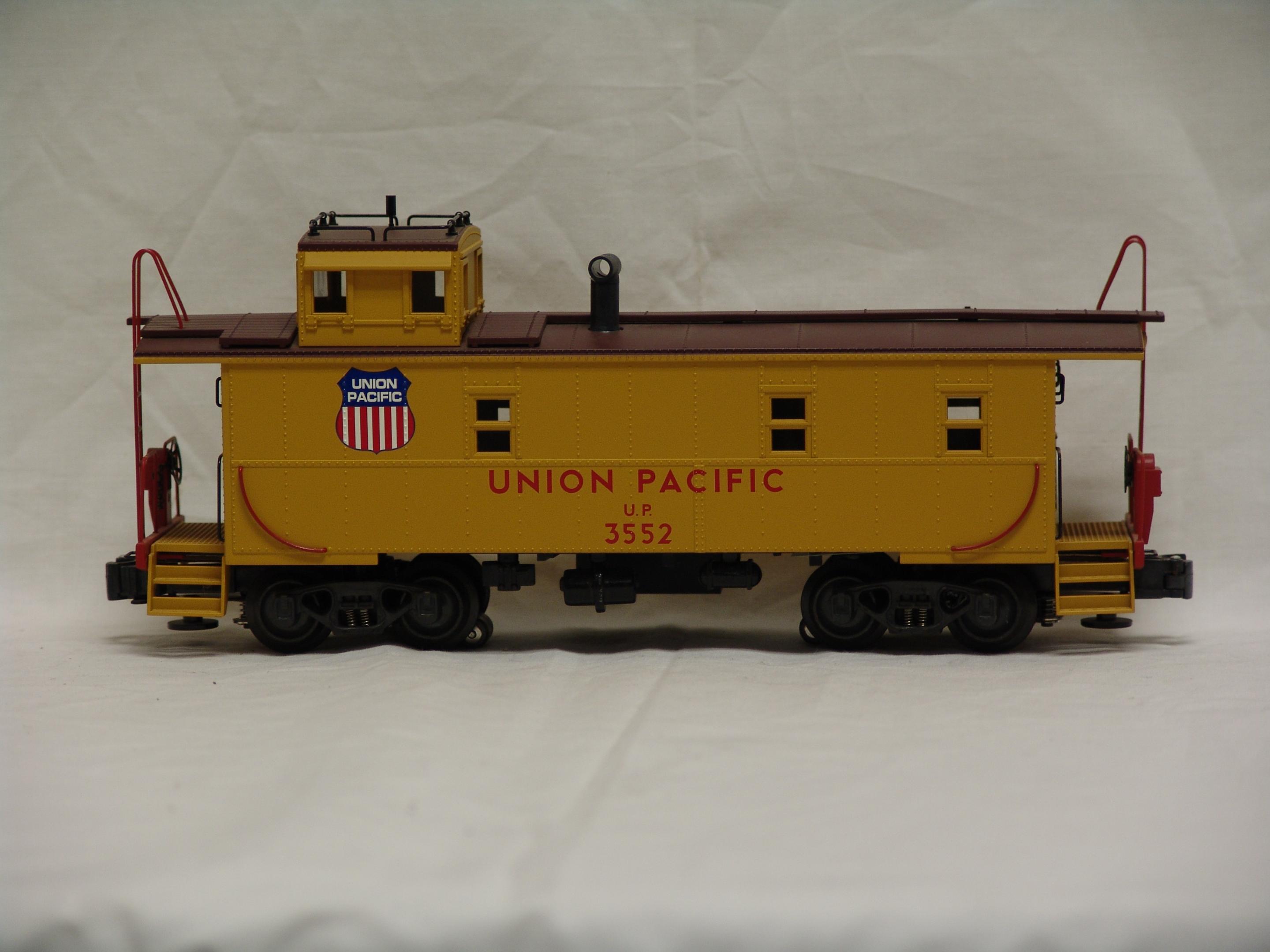 Union Pacific off-center cupola steel side caboose #3552 (used)