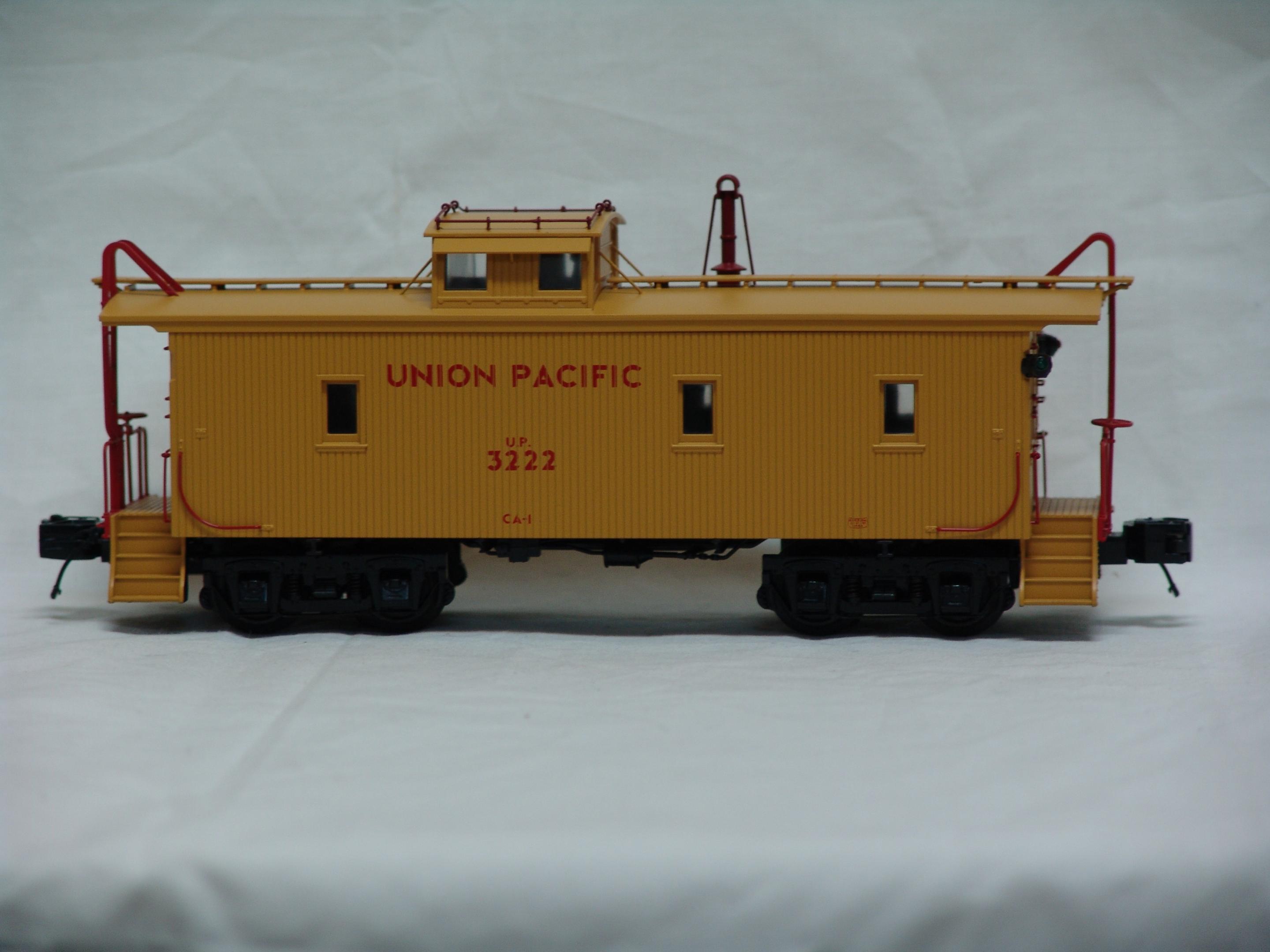 Union Pacific CA-1 wood-sided caboose #3222 (used)