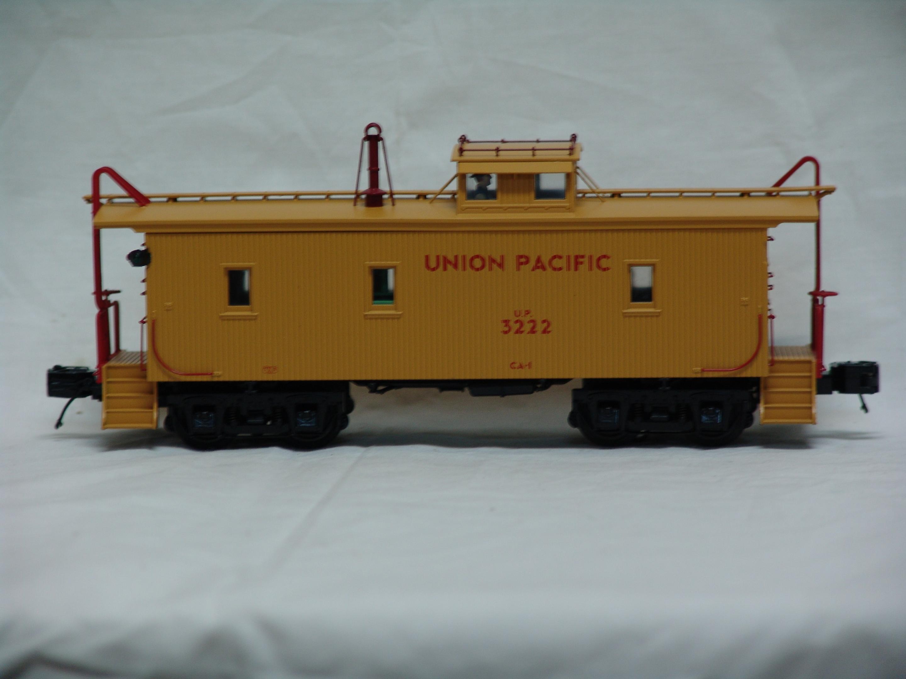 Union Pacific CA-1 wood-sided caboose #3222 (used)
