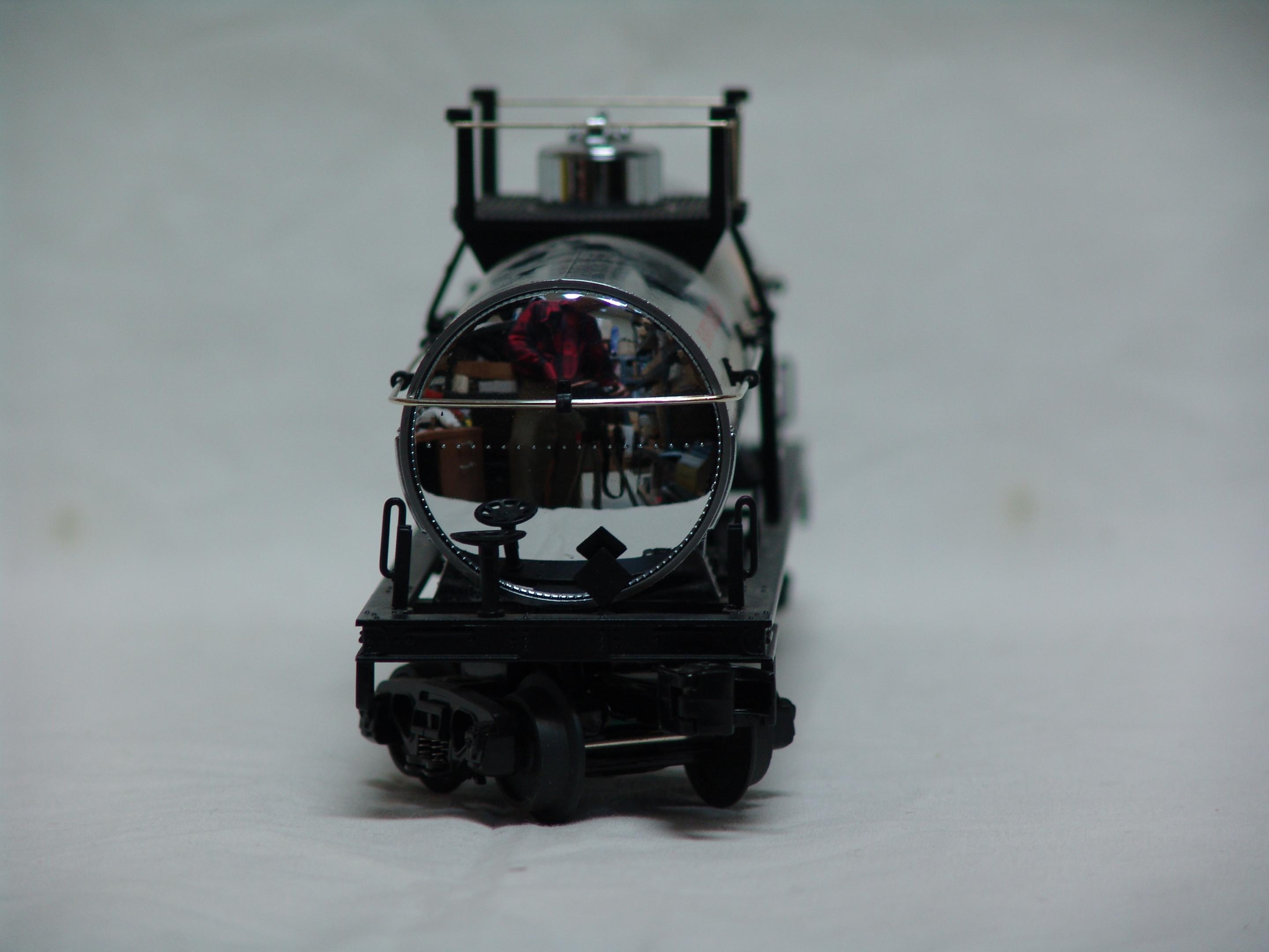 Shell (chrome) tank car #1070 (used)